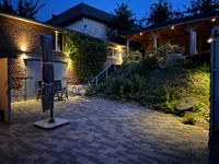 Foto tuin bij avondlicht